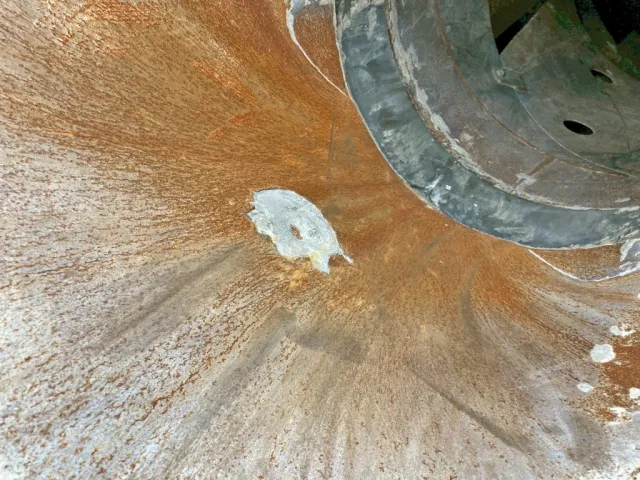 投入口にめくれ箇所があります。|いすゞ ギガ 2KG-CXZ77CTの写真10