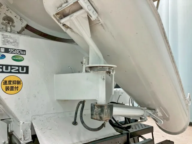 シューターは電動式です。|いすゞ ギガ 2KG-CXZ77CTの写真13