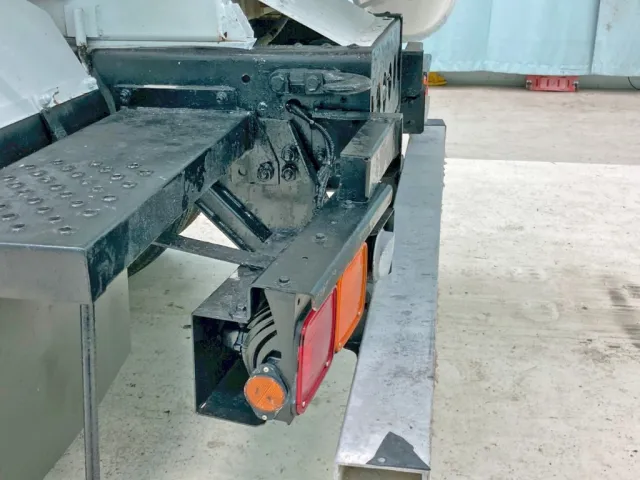 助手席側テールランプブラケットに曲がりがあります。|いすゞ ギガ 2KG-CXZ77CTの写真17