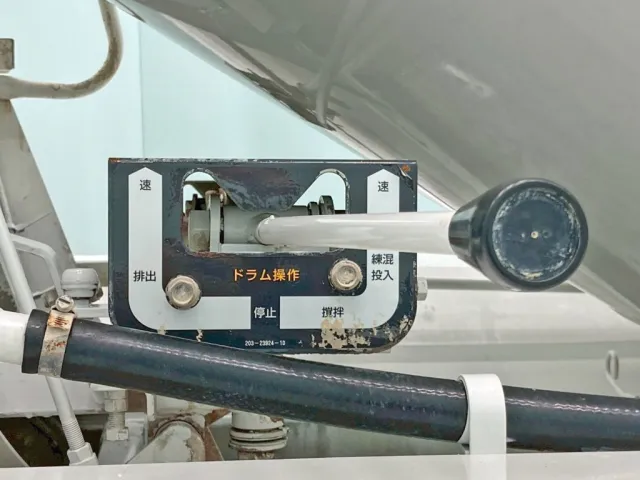 上物の操作レバーです。(運転席側)|いすゞ ギガ 2KG-CXZ77CTの写真21