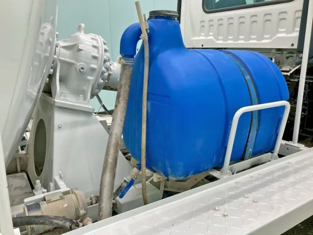 運転席側に水タンクが付いています。|いすゞ ギガ 2KG-CXZ77CTの写真26