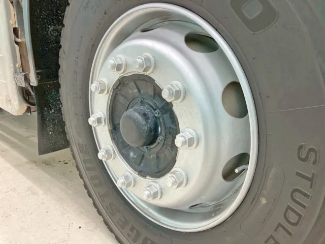 全軸のクリップボルトはアルミホイール用です。|いすゞ ギガ 2KG-CXZ77CTの写真27