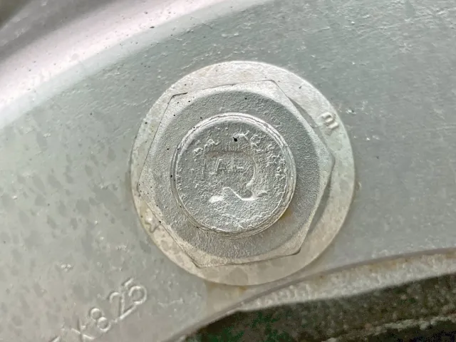 全軸のクリップボルトはアルミホイール用です。(拡大図)|いすゞ ギガ 2KG-CXZ77CTの写真28