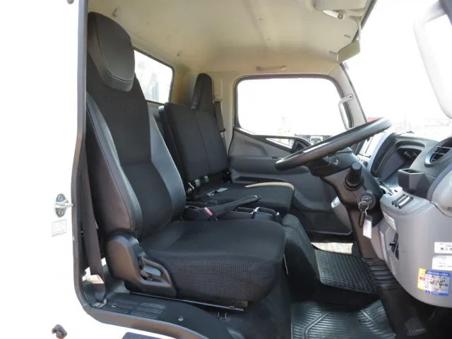 乗車定員は3名です。|三菱 キャンター 2PG-FEB90(2WD)の写真6