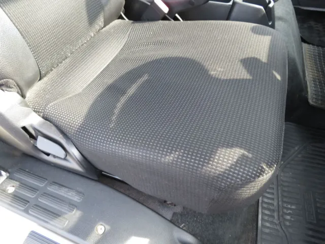 運転席座面にヘタリがあります。|三菱 キャンター 2PG-FEB90(2WD)の写真7