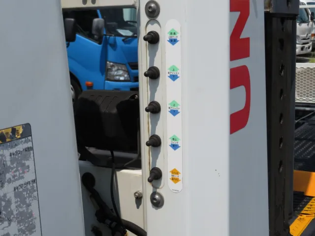 上物の操作スイッチです。|三菱 キャンター 2PG-FEB90(2WD)の写真15