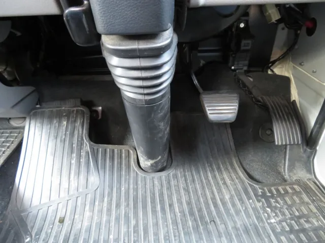 2ペダルです。|三菱 キャンター 2PG-FEB90(2WD)の写真24