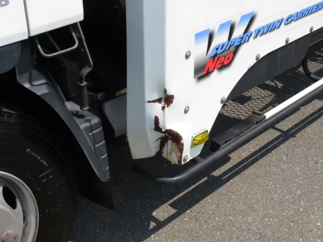 助手席側柱に大きなヘコミがあります。|三菱 キャンター 2PG-FEB90(2WD)の写真29