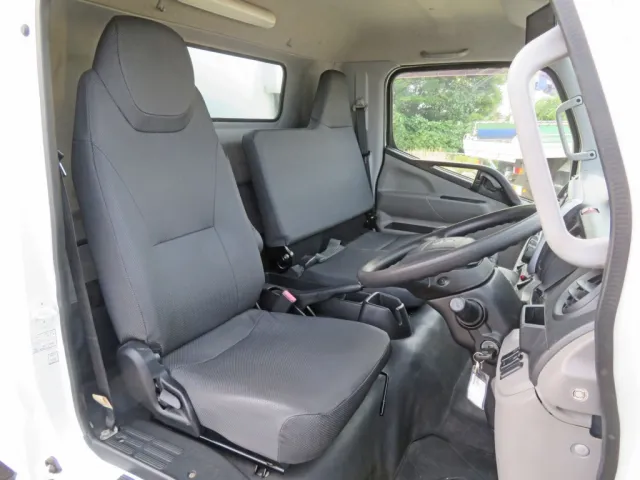 乗車定員は3名です。|三菱 キャンター TPG-FEB80(2WD)の写真6