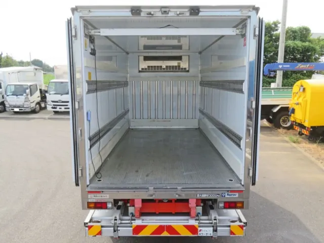 門口周りはステンレス製です。|三菱 キャンター TPG-FEB80(2WD)の写真8