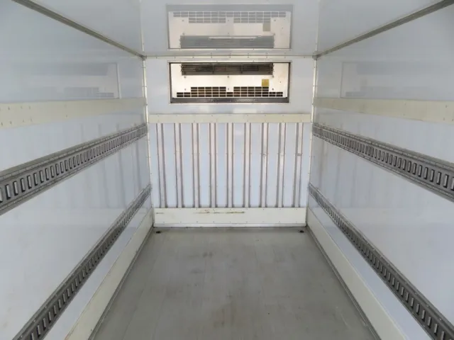 床はシステムフロアです。|三菱 キャンター TPG-FEB80(2WD)の写真10