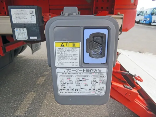 ゲートの操作スイッチです。(ケース側の操作ボタンが壊れています) ※ゴムが破れています|三菱 キャンター TPG-FEB80(2WD)の写真14