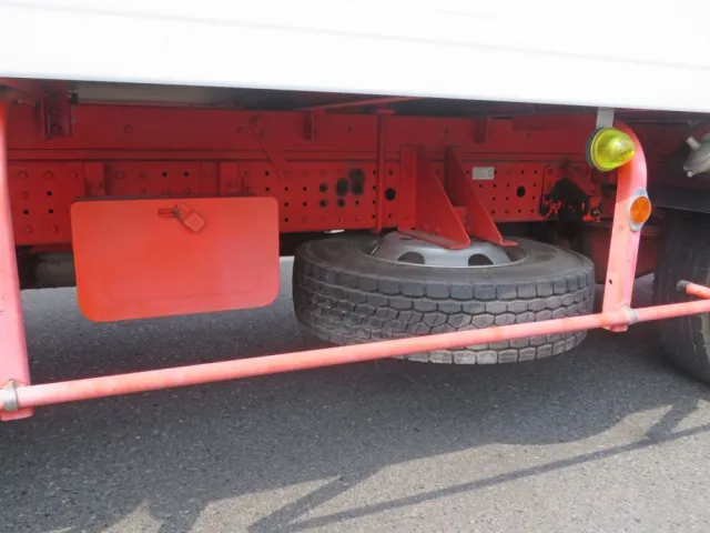 工具箱・スペアタイヤ付きです。|三菱 キャンター TPG-FEB80(2WD)の写真17