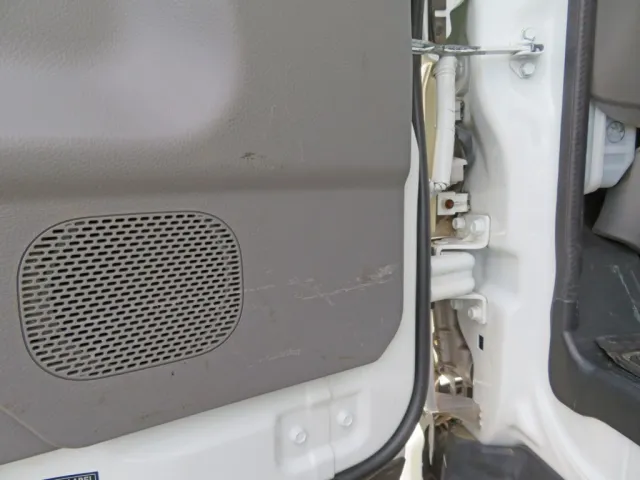 助手席側ドアの内張りにキズがあります。|三菱 キャンター TPG-FEB80(2WD)の写真24