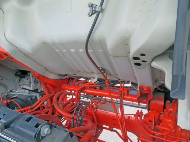 キャブ下に軽いサビがあります。|三菱 キャンター TPG-FEB80(2WD)の写真25