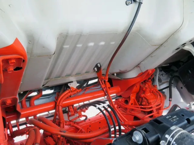 キャブ下に軽いサビがあります。|三菱 キャンター TPG-FEB80(2WD)の写真26