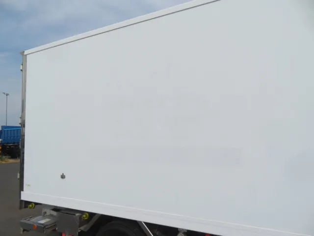 バンのパネルに看板はがし跡があります。|三菱 キャンター TPG-FEB80(2WD)の写真29