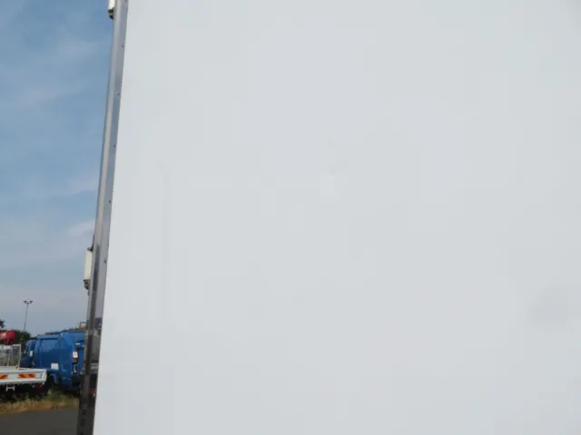 パネルに小さいヘコミがあります。|三菱 キャンター TPG-FEB80(2WD)の写真31