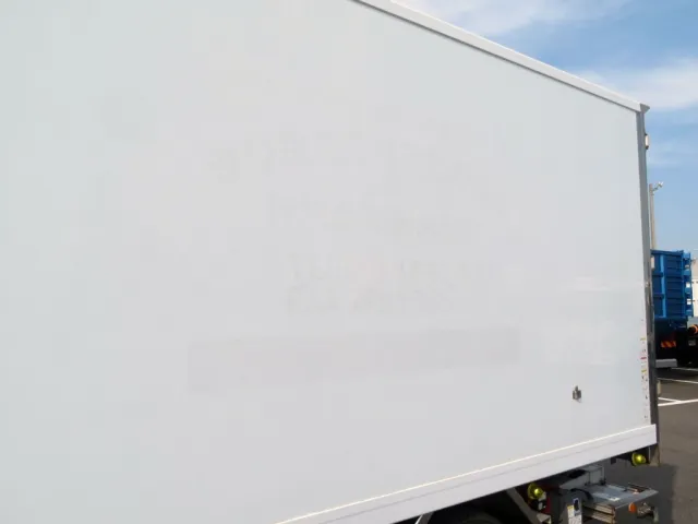 バンのパネルに看板はがし跡があります。|三菱 キャンター TPG-FEB80(2WD)の写真35