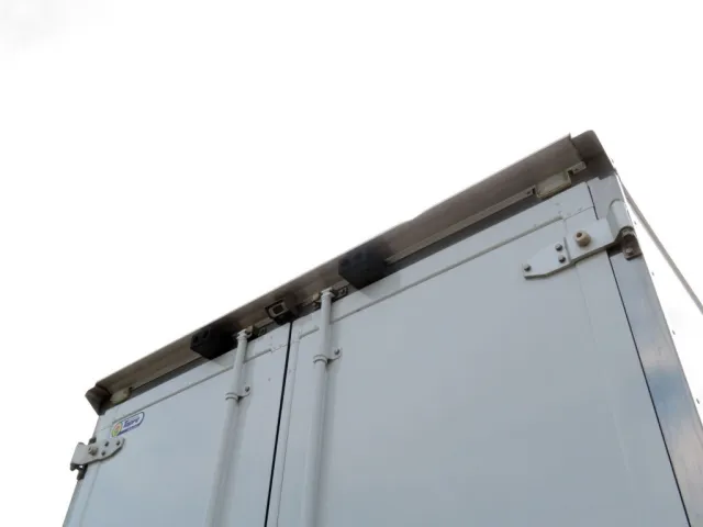 雨どいにに軽いヘコミがあります。|三菱 キャンター TPG-FEB80(2WD)の写真38