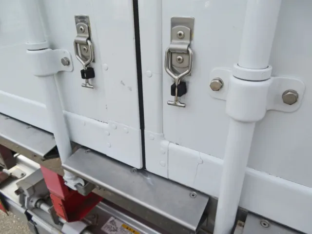 扉下部に割れた箇所があります。|三菱 キャンター TPG-FEB80(2WD)の写真39