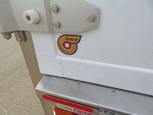 扉下部に割れた箇所があります。|三菱 キャンター TPG-FEB80(2WD)の写真40