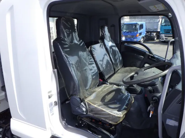 乗車定員は３名です。|いすゞ フォワード 2RG-FRR90S2(2WD)の写真6