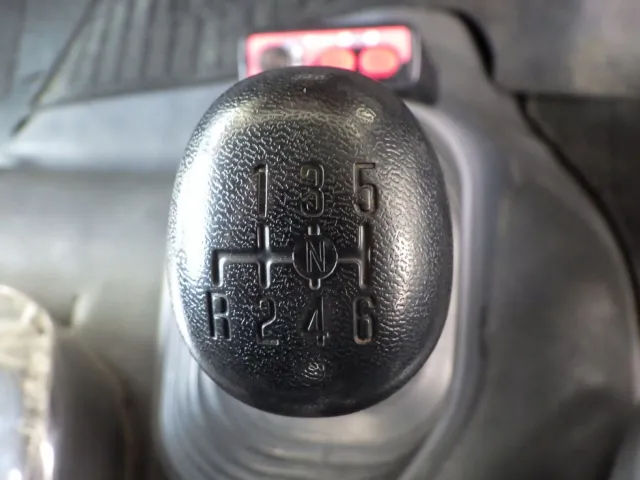 MT６速です。|いすゞ フォワード 2RG-FRR90S2(2WD)の写真16