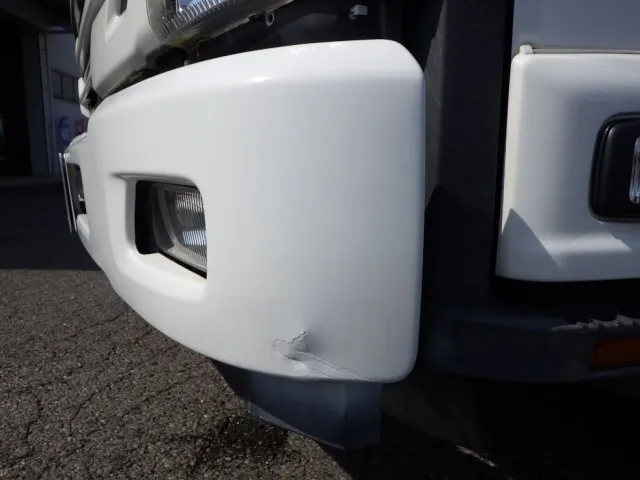 フロントバンパーの助手席側にキズ・ヘコミ・塗装跡があります。（運転席側のもキズがあります）|いすゞ フォワード 2RG-FRR90S2(2WD)の写真22