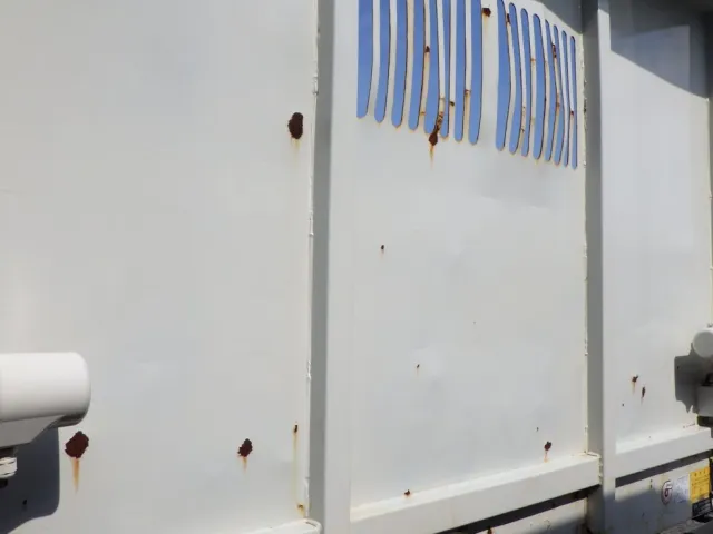 ボディー前方にサビ・凸があります。|いすゞ フォワード 2RG-FRR90S2(2WD)の写真23