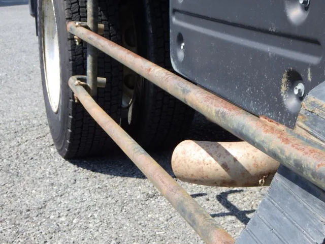 左右のサイドバンパーにサビがあります。|いすゞ フォワード 2RG-FRR90S2(2WD)の写真27