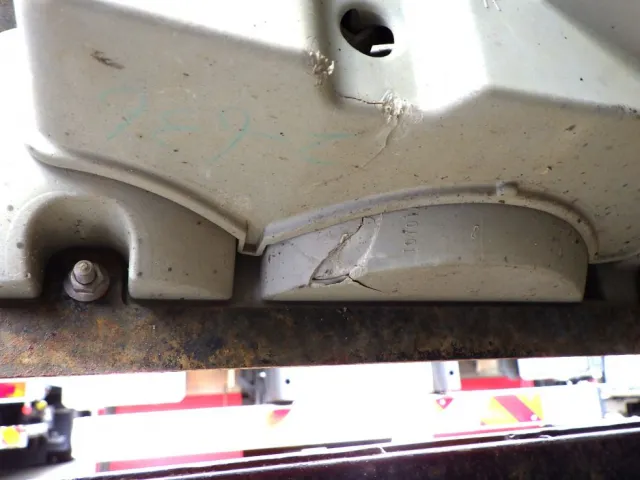 運転席側テール裏側に割れがあります。|いすゞ フォワード 2RG-FRR90S2(2WD)の写真34