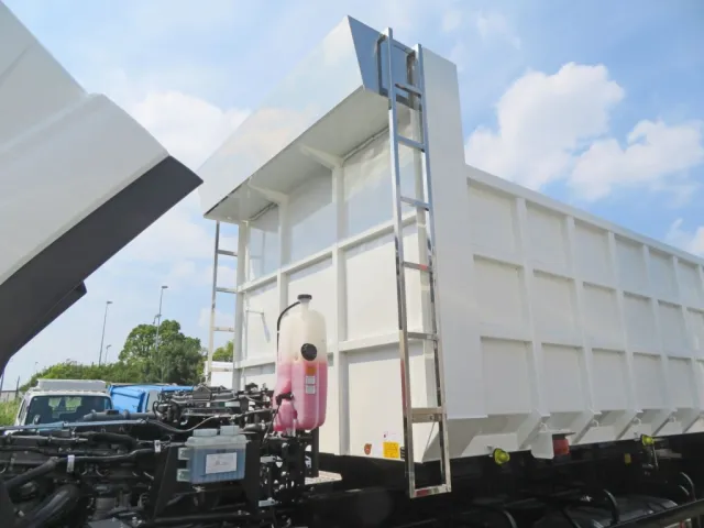 シートデッキ周り・ハシゴはステンレス製です。|三菱 スーパーグレート 2PG-FV80VZの写真14