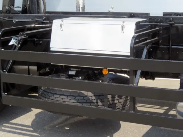 工具箱・スペアタイヤ付きです。(工具箱はステンレス製です)|三菱 スーパーグレート 2PG-FV80VZの写真16