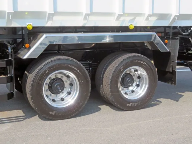 アルミホイールです。(リアフェンダーはステンレス製です)|三菱 スーパーグレート 2PG-FV80VZの写真17