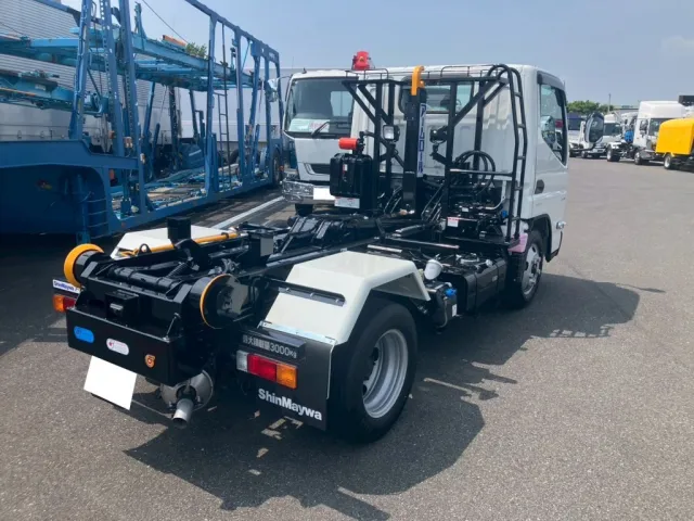 三菱 キャンター 2RG-FBAV0(2WD)の写真4