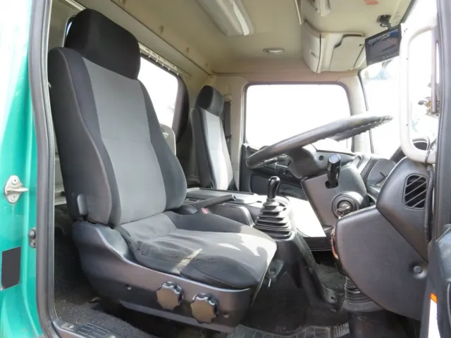 運転席座面にヘタリ・破れ・たばこの焦げ跡があります。|日野 レンジャー TKG-FC9JGAA(2WD)の写真6