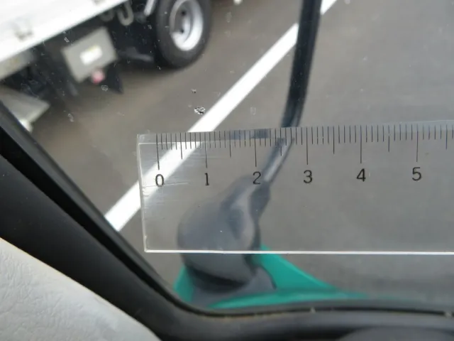 フロントガラス助手席側に小キズがあります。|日野 レンジャー TKG-FC9JGAA(2WD)の写真15