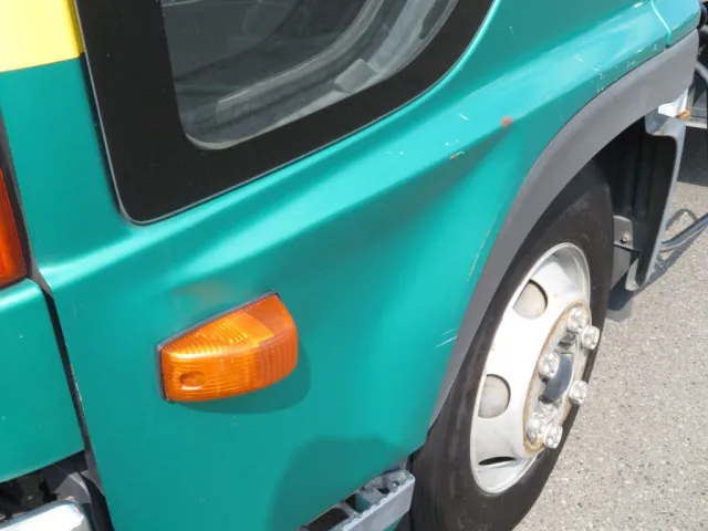 助手席ドア下部にヘコミがあります。|日野 レンジャー TKG-FC9JGAA(2WD)の写真16