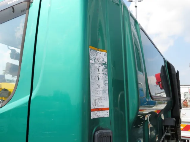 助手席側クォーターパネル後部側にヘコミがあります。|日野 レンジャー TKG-FC9JGAA(2WD)の写真17