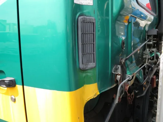 助手席側クォーターパネル後部側にヘコミがあります。|日野 レンジャー TKG-FC9JGAA(2WD)の写真18