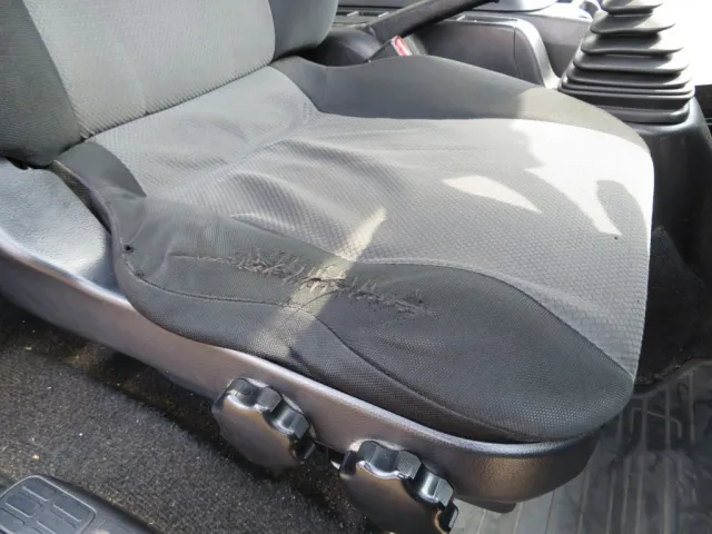 運転席座面の状態です。|日野 レンジャー TKG-FC9JGAA(2WD)の写真27