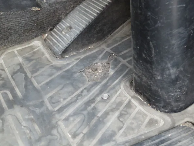 フロアマット及びカーペットに破れ箇所があります。|日野 レンジャー TKG-FC9JGAA(2WD)の写真28