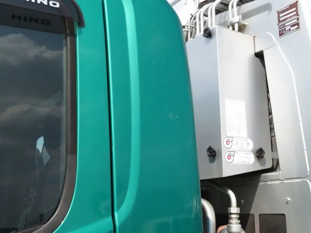 助手席側クォーターパネルに看板日焼け跡があります。|日野 レンジャー TKG-FC9JGAA(2WD)の写真33