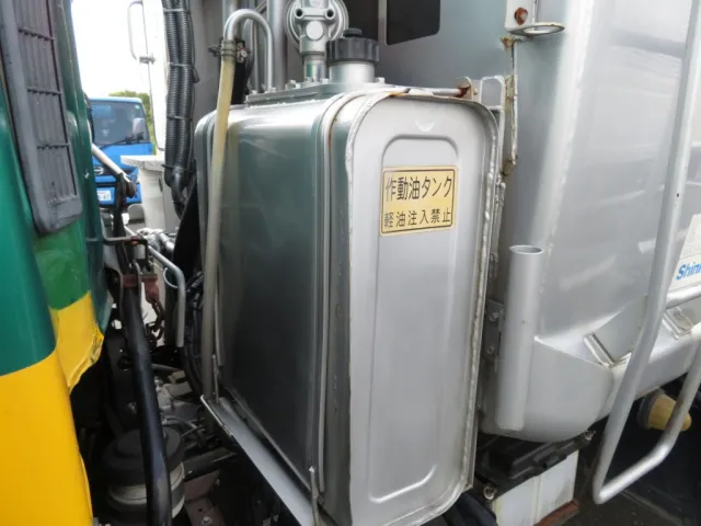 作動油タンクにヘコミがあります。|日野 レンジャー TKG-FC9JGAA(2WD)の写真34