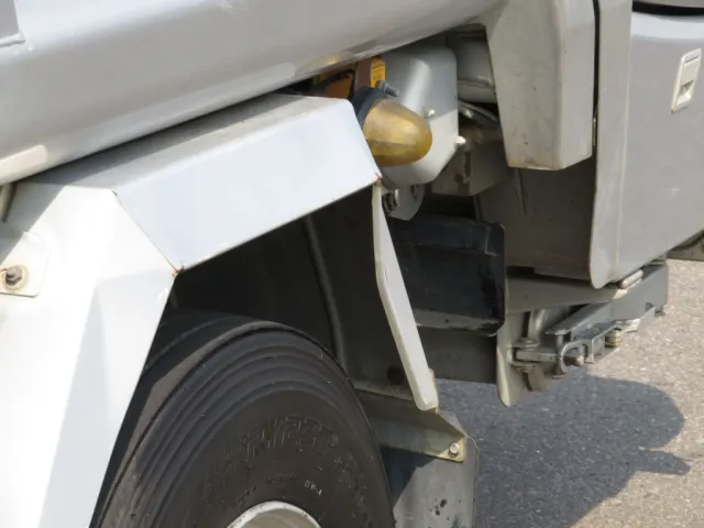 リアフェンダーに曲がりヘコミがあります。|日野 レンジャー TKG-FC9JGAA(2WD)の写真38