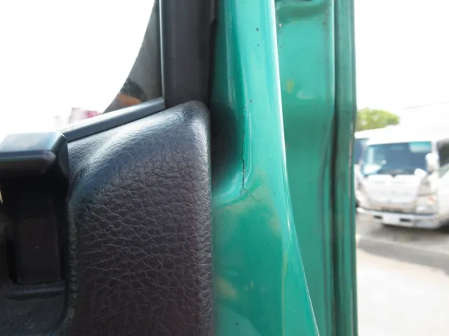 運転席ドア内側パネルにヒビがあります。|日野 レンジャー TKG-FC9JGAA(2WD)の写真44
