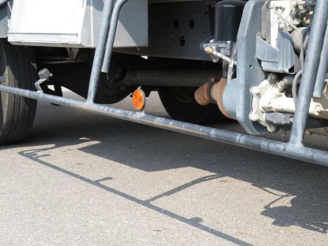 運転席側サイドバンパーにサビがあります。|日野 レンジャー TKG-FC9JGAA(2WD)の写真47