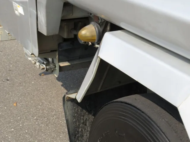 運転席側リアフェンダーに曲がりがあります。|日野 レンジャー TKG-FC9JGAA(2WD)の写真48