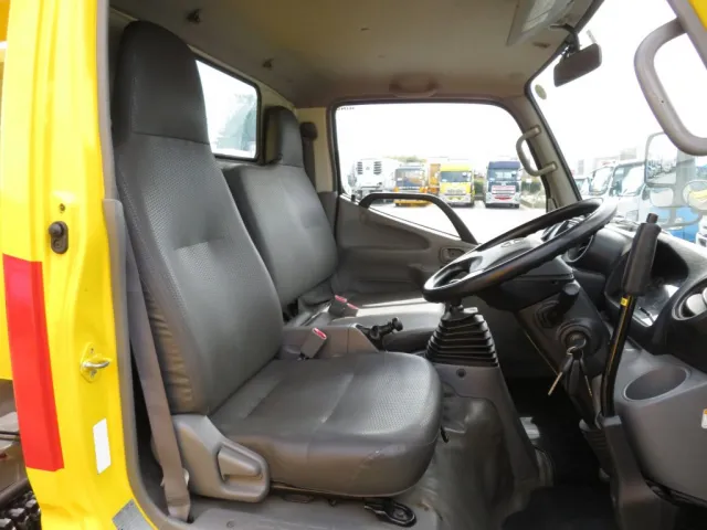 乗車定員は3名です。|日野 デュトロ TKG-XZU640F(2WD)の写真7